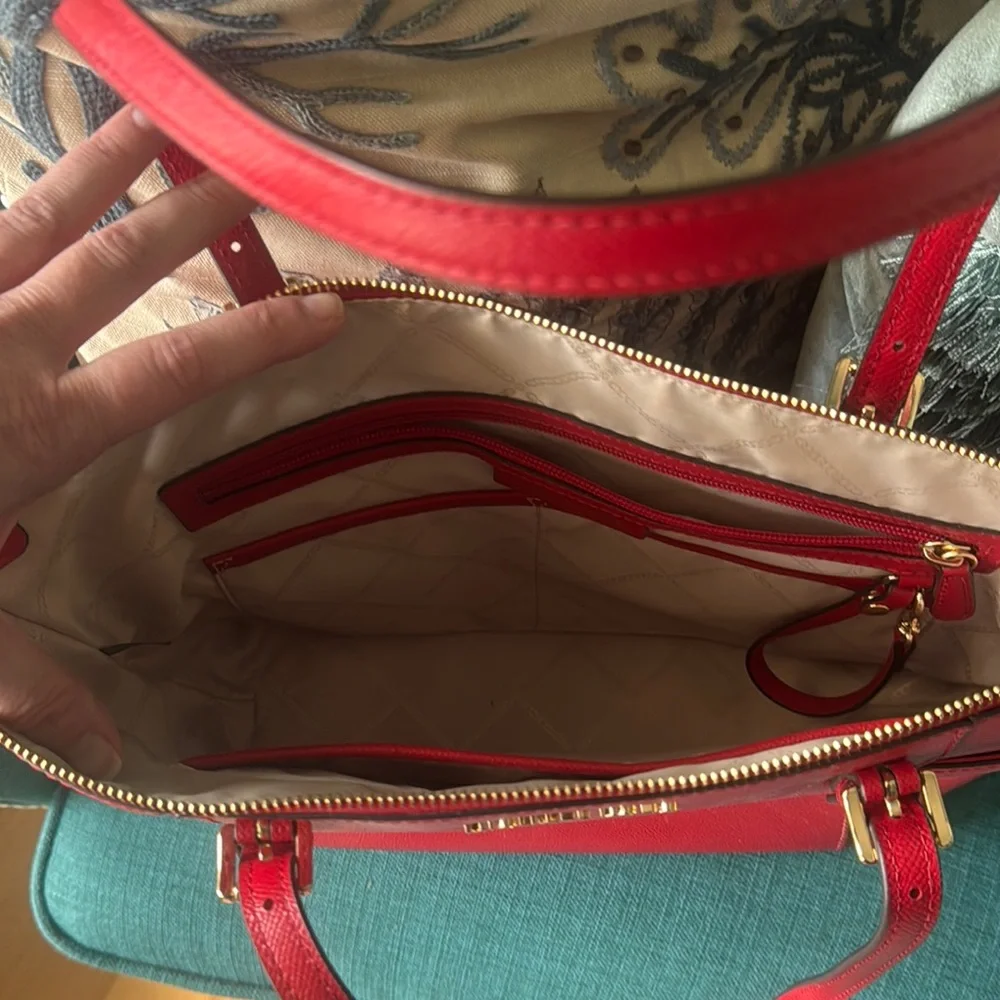 Michael Kors Jet Set Red Tote Modern Elegance - Picture 2 of 4